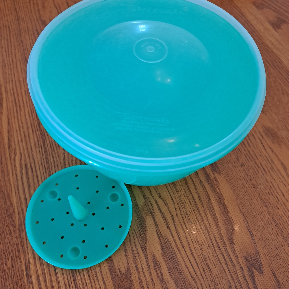 Tupperware Jadite green lettuce keeper with spike